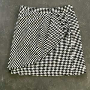 Tahari Arthur S. Levine skirt in houndstooth pattern.